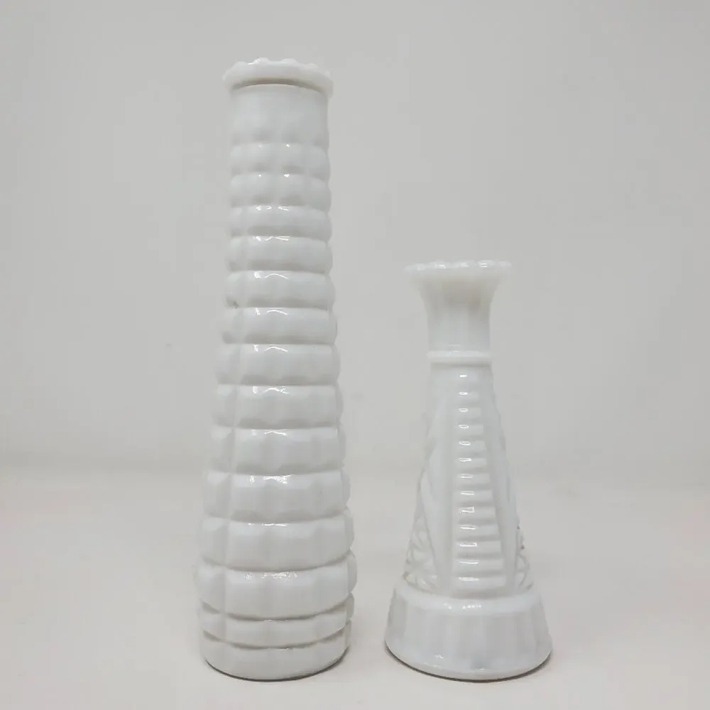 Vintage Set of 2 White Milkglass vase/budvase In Great condition 6
